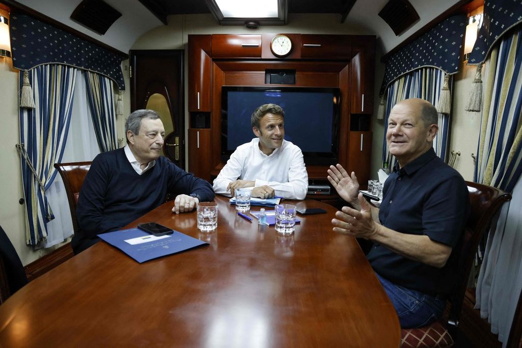 Perdana Menteri Italia Maria Draghi (kiri), Presiden Perancis Emmanuel Macron (tengah), Kanselir Jerman Olaf Scholz memasuki Ukraina pada Kamis (16/6/2022). Mereka menaiki kereta dari dengan gerbong khusus. 