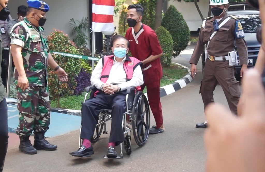 Tersangka Surya Darmadi dibawa ke RSU Adhyaksa, Jakarta, setelah kesehatannya menurun setelah menjalani pemeriksaan di Kejaksaan Agung. 