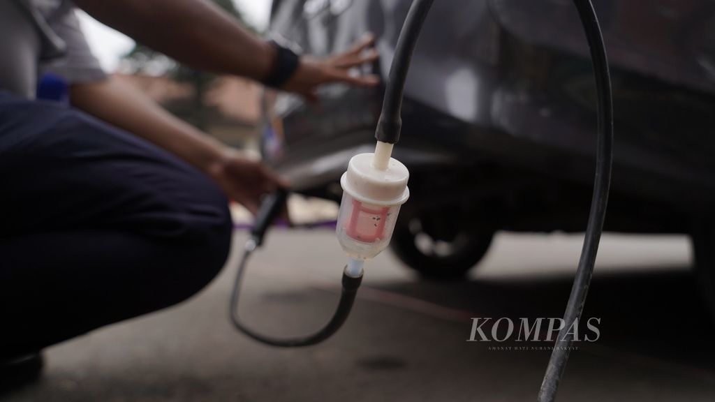 Dinas Lingkungan Hidup Kota Bekasi menggelar uji emisi gratis bagi kendaraan roda empat di kantor Kecamatan Rawa Lumbu, Kota Bekasi, Jawa Barat, Senin (28/8/2023). 