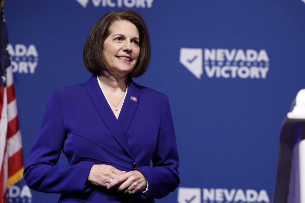 Foto pada 8 November 2022 menunjukkan Senator AS dari Nevada, Catherine Cortez Masto, dalam sebuah kesempatan di Las Vegas, Nevada. Pada 12 November 2022, ia memberikan kursi ke-50 bagi Partai Demokrat sehinga meraih mayoritas di Senat.