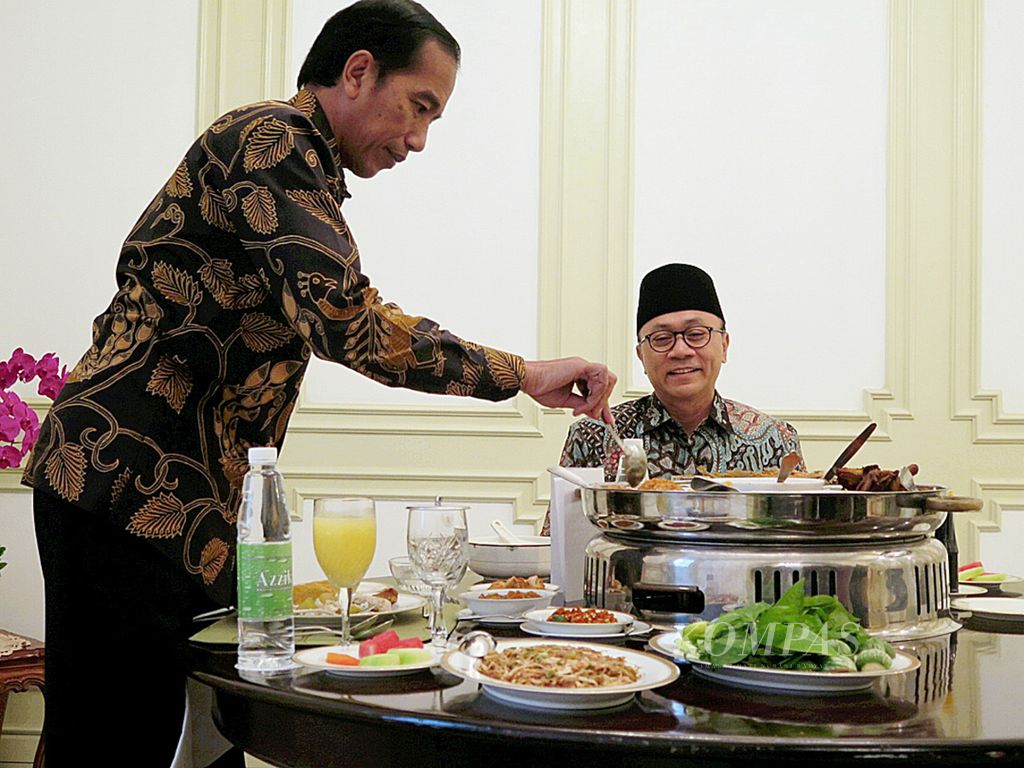 Presiden Joko Widodo makan bersama Ketua Umum Partai Amanat Nasional Zulkifli Hasan di Istana Merdeka, Jakarta, Rabu (30/11/2016). Pertemuan itu bagian dari konsolidasi yang dilakukan presiden sejak awal November. Seusai makan siang, kedua tokoh itu membicarakan sejumlah masalah kebangsaan dengan mengedepankan pendekatan dialogis. 
