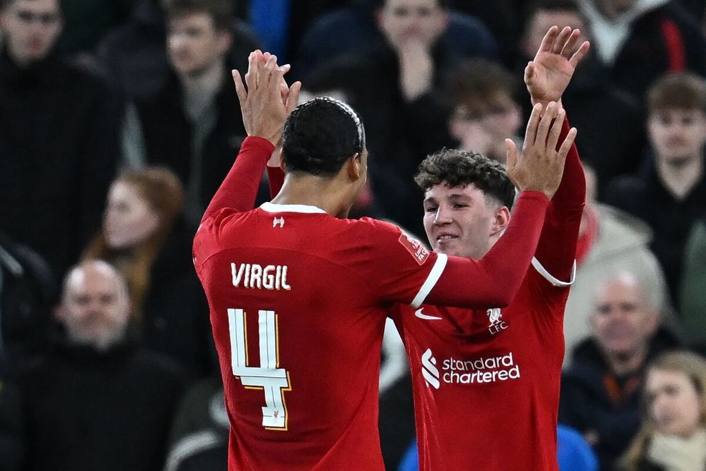 Pemain Liverpool, Lewis Koumas (kanan), bersama Virgil van Dijk merayakan golnya ke gawang Southampton pada laga babak kelima Piala FA, Kamis (29/2/2024), di Stadion Anfield, Liverpool. Liverpool menang dengan skor 3-0.