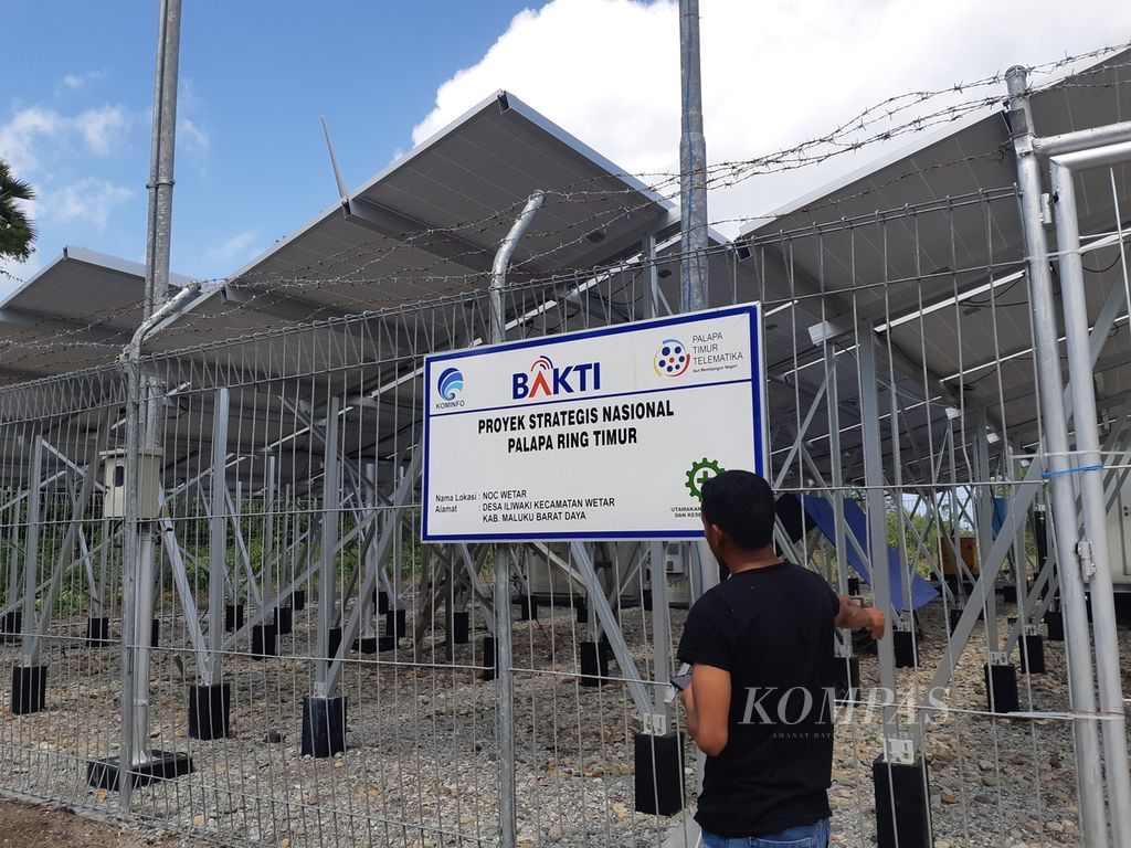 Bangunan Palapa Ring Timur di Pulau Wetar, Kabupaten Maluku Barat Daya, Maluku, Selasa (9/8/2022). Bangunan di pulau perbatasan antara Indonesia dan Timor Leste itu menggunakan jaringan dasar laut.