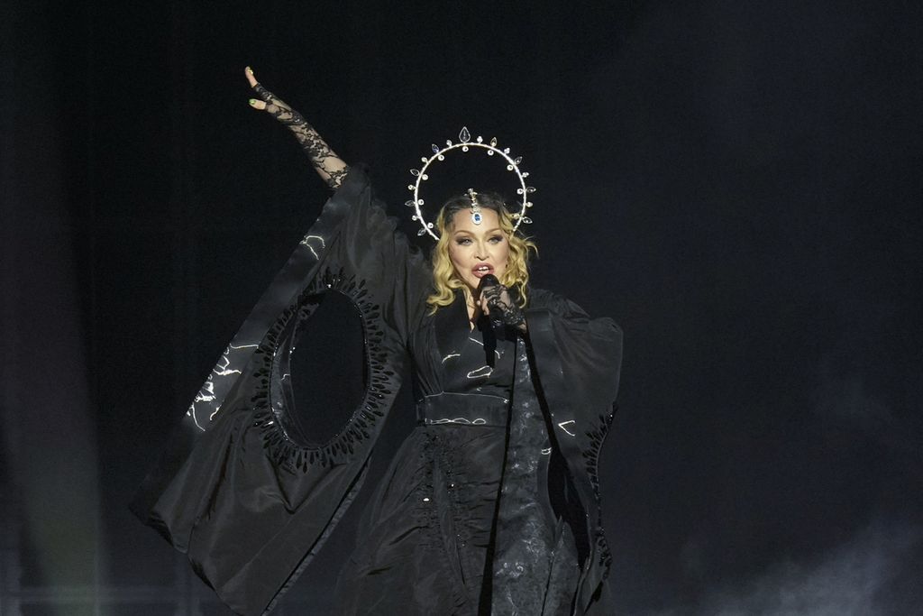 Madonna tampil dalam konser terakhir dari rangkaian The Celebration Tour di Pantai Copacabana, Rio de Janeiro, Brasil, 4 Mei 2024. 