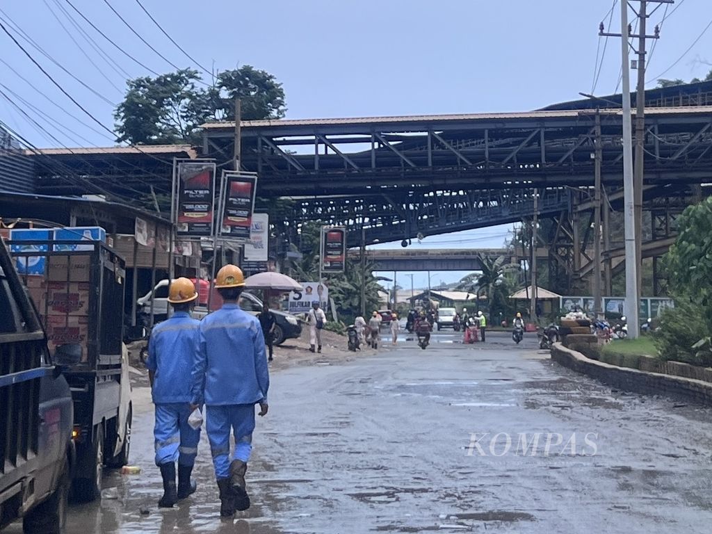 Pekerja melintas di jalan depan kawasan industri PT IMIP, di Morowali, Sulawesi Tengah, Kamis (28/12/2023). Puluhan ribu pekerja ditampung di perusahan nikel terbesar di Sulawesi Tengah ini.