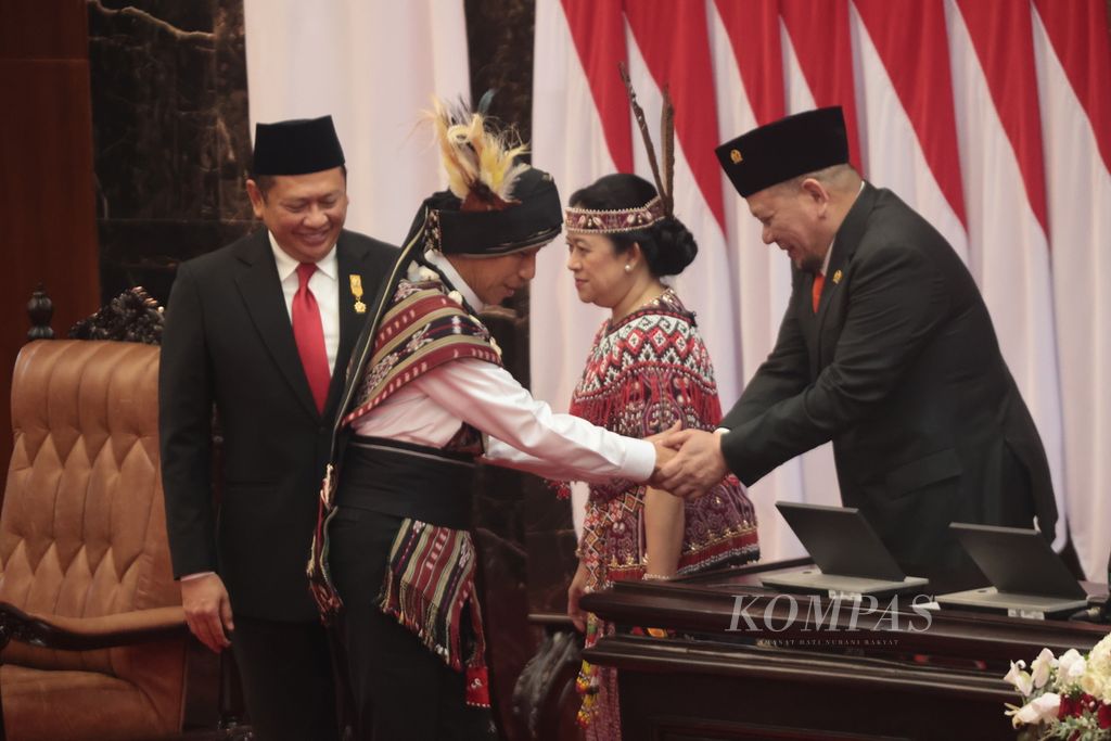Presiden Joko Widodo bersama Ketua MPR Bambang Soesatyo (kiri) Ketua DPR Puan Maharani (dua dari kanan) dan Ketua DPD La Nyalla Matallitti usai memberikan pidato kenegaraan dalam Sidang Tahunan MPR  dan Sidang Bersama DPR dan DPD di Kompleks Parlemen, Senayan, Jakarta, Rabu (16/8/2023). 
