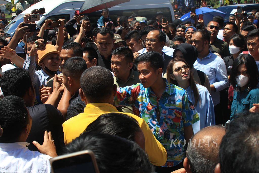 Calon wakil presiden Gibran Rakabuming Raka disambut masyarakat saat berkunjung ke Kabupaten Humbang Hasundutan, Sumatera Utara, Sabtu (18/11/2023). 
