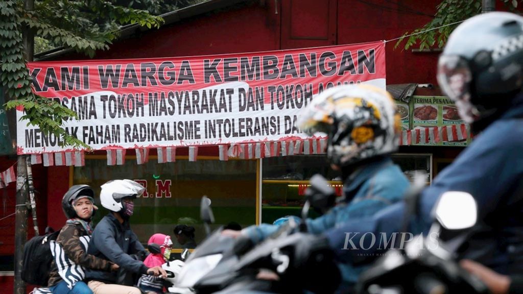 Spanduk penolakan terhadap paham radikalisme terpampang di pinggir Jalan Pos Pengumben, Jakarta Barat, Senin (4/9). Pencegahan terhadap penyebaran paham-paham radikalisme harus dilakukan secara bersama-sama dan melibatkan berbagai pihak termasuk warga masyarakat sendiri. 