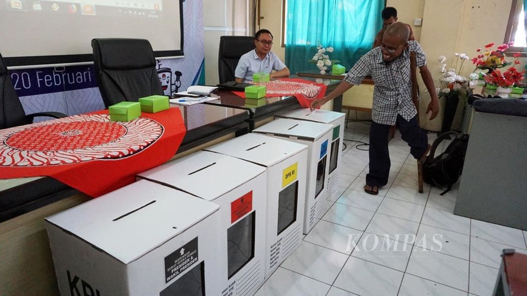 Penyandang disabilitas melakukan simulasi memasukkan surat suara dalam sosialisasi pemilu oleh KPU Banyumas, Rabu (20/2/2019), di Purwokerto, Banyumas, Jawa Tengah.