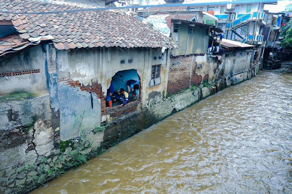 Tampak tembok di rumah warga Kelurahan Braga, Kota Bandung, Jawa Barat, yang jebol karena diterjang air dari Sungai Cikapundung. Banjir di kawasan Braga yang terjadi pada Kamis (11/1/2024).