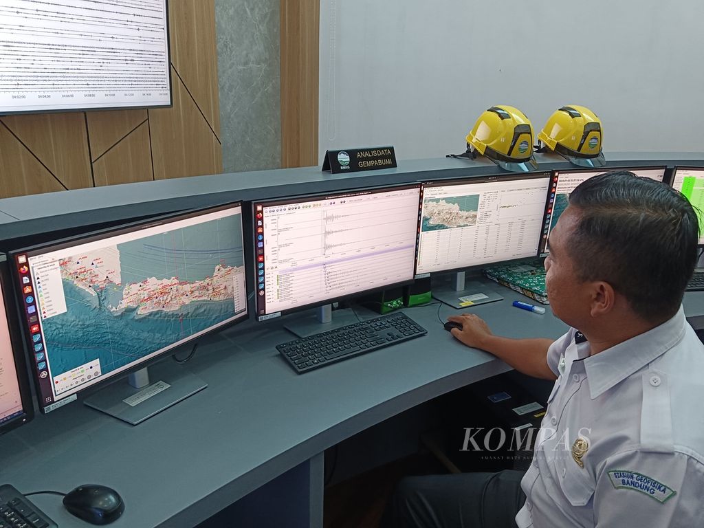 Pemantauan gempa bumi di wilayah Jawa Barat oleh petugas BMKG Stasiun Geofisika Kelas I Bandung pada Selasa (2/1/2024).