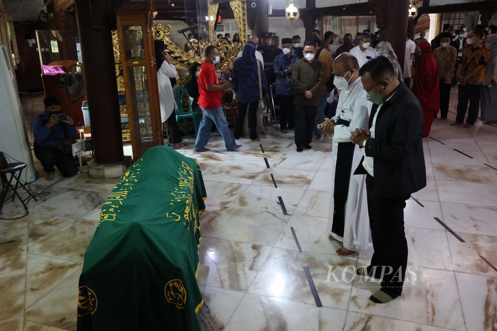 Romo Yohanes Dwi Harsanto (berjubah putih) mendoakan jenazah mantan Ketua Umum PP Muhammadiyah Ahmad Syafii Maarif yang disemayamkan di Masjid Gede Kauman, Yogyakarta, Jumat (27/5/2022).  