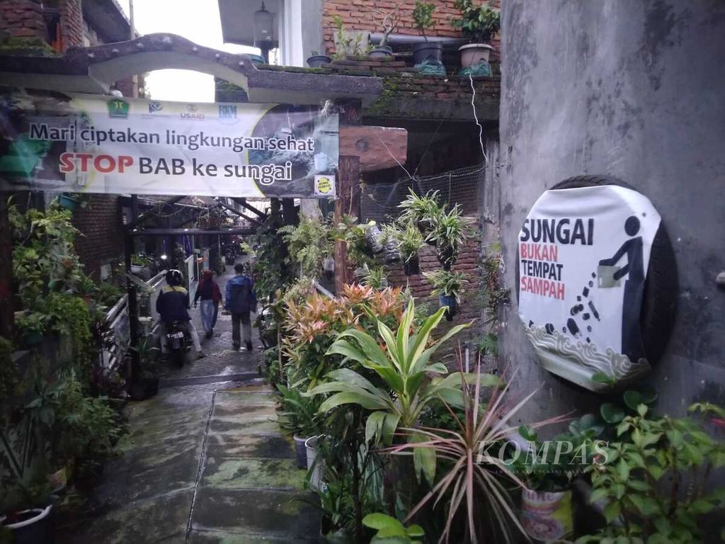 Spanduk dan poster yang mengajak warga untuk menjaga lingkungan di RT 004/001 Kampung Tunjungsekar, Kecamatan Lowokwaru, Kota Malang, Jawa Timur, Kamis (9/12/2021).