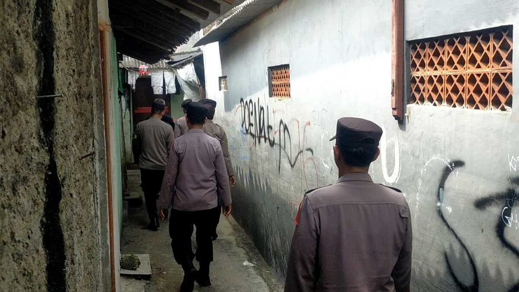 The West Jakarta Metro Police patrol several residential areas to ensure security and prevent criminal acts such as theft, on Tuesday (9/4/2024).