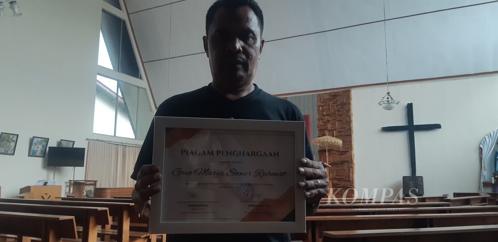 Markus Muhidin, Wakil Ketua Dewan Paroki Gereja Maria Putri Murni Sejati, menunjukkan piagam penghargaan dari Forum Moderasi Beragama Madrasah Aliyah Negeri 2 Kuningan di Cigugur, Kabupaten Kuningan, Jawa Barat, Rabu (6/12/2023). 