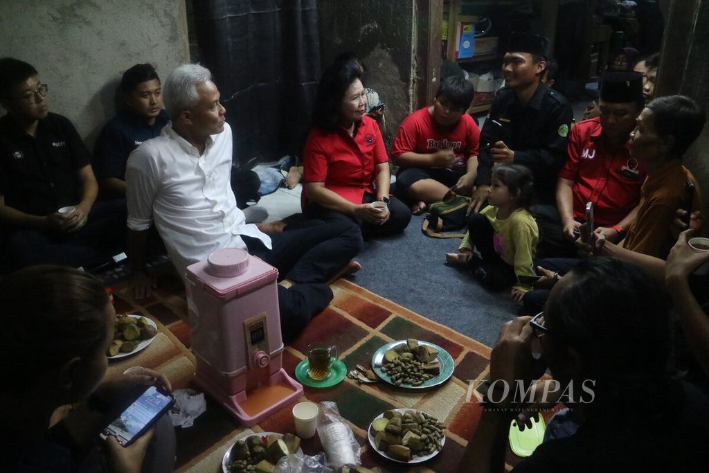 Presidential candidate number 03, Ganjar Pranowo, had a chat with the citizens on Arjuna Street, Gang 14A RT 002/RW 003, Slerok Village, Tegal, Central Java, after campaigning in the Brebes and Tegal regions on Wednesday (10/1/2024). Afterwards, he continued his stay at a local's house.