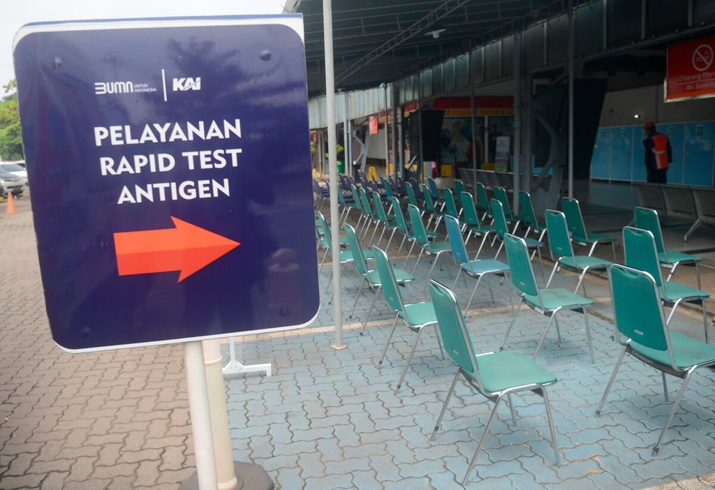 Layanan tes cepat Covid-19 yang menjadi bagian dari syarat perjalanan bagi penumpang selama masa pandemi di Stasiun Tawang, Kota Semarang, Jawa Tengah, Rabu (9/3/2022).