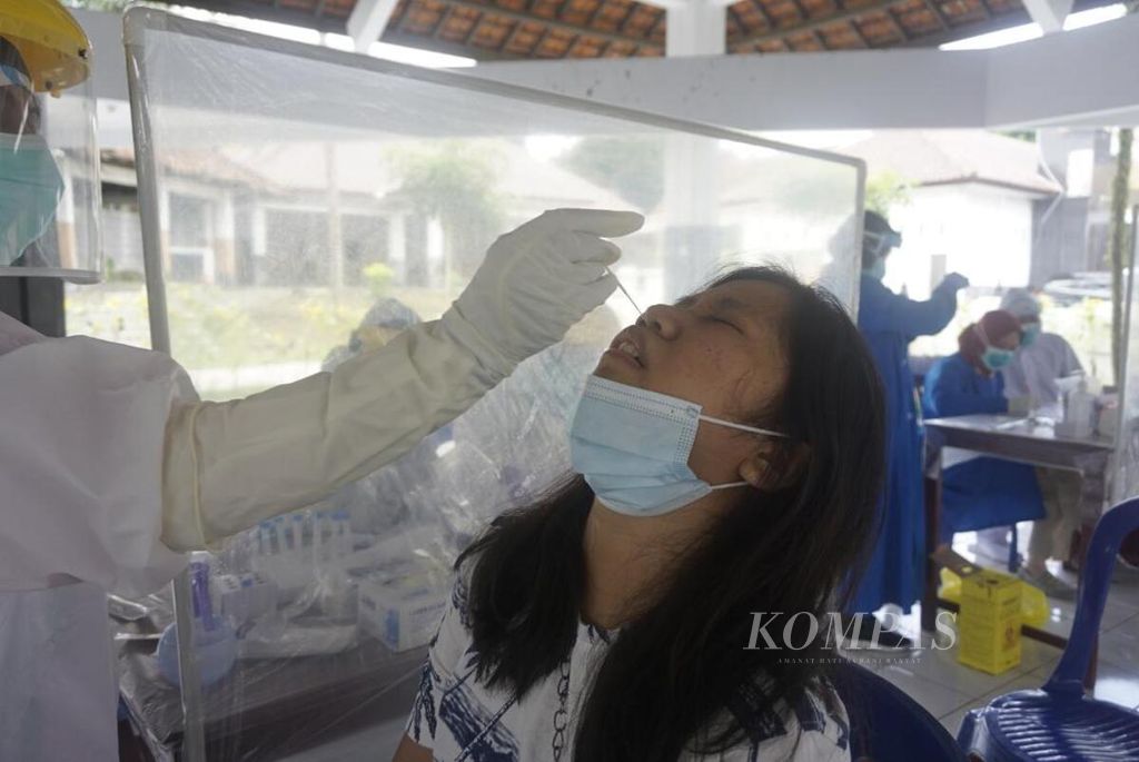 Pengambilan <i>swab</i> nasofaring pada tes cepat antigen yang dilakukan terhadap wisatawan Borobudur, Kabupaten Magelang, Jawa Tengah, Sabtu (26/12/2020)
