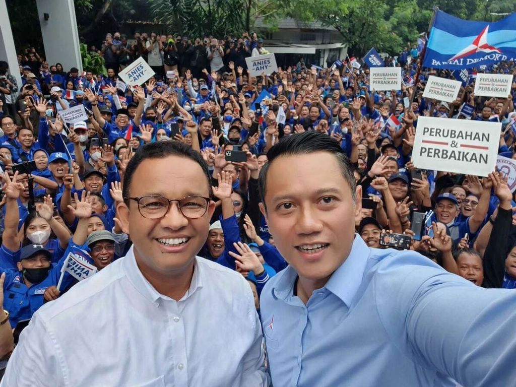 Anies Rasyid Baswedan dan Ketua Umum Partai Demokrat Agus Harimurti Yudhoyono berswafoto bersama di depan para kader dan simpatisan Partai Demokrat, di halaman DPP Partai Demokrat, Jakarta, Kamis (2/3/2023).