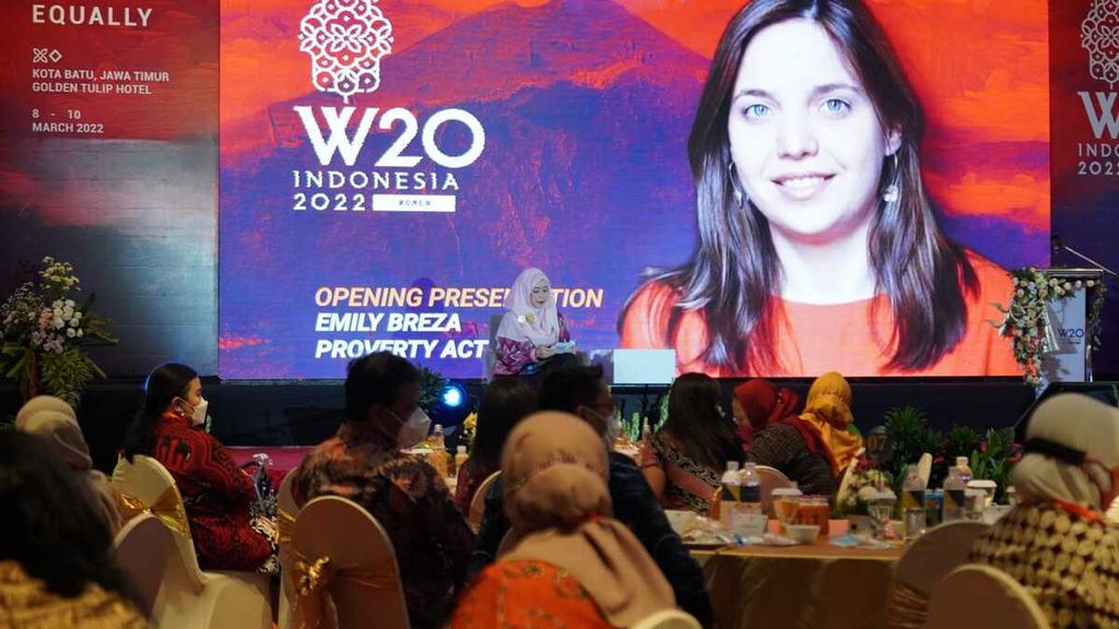 Rapat Pleno Kedua W20 Indonesia 2022 di Hotel Golden Tulip, Kota Batu, Jawa Timur, yang berlangsung secara hibrida, Selasa (8/3/2022) malam. Kegiatan W20 yang berlangsung pada 8-10 Maret itu mengambil tema Recover Together, Equally