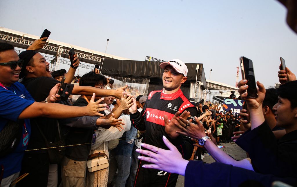 Pembalap dari tim Avalanche Andretti Formula E, Jake Dennis, disambut penonton saat menuju podium pada balapan seri ke-11 2023 GulaVit Jakarta E-Prix di Jakarta International E-Prix Circuit, Ancol, Jakarta Utara, Minggu (4/6/2023). Maximilian Gunther menjadi juara pertama diikuti oleh Jake Dennis di posisi kedua, serta Mitch Evans di posisi ketiga.