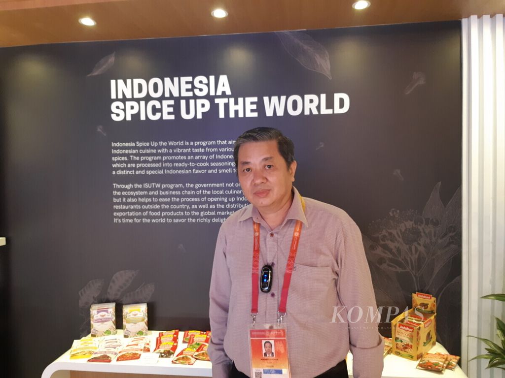Ketua Gabungan Pengusaha Makanan dan Minuman Indonesia Adhi S Lukman berfoto di depan etalase Indonesia Spice Up The World di pameran Paviliun Indonesia, Dubai Expo, Rabu (3/11/2021).