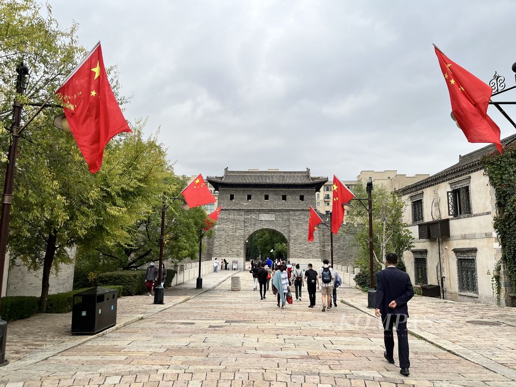 Menjelang pelaksanaan Kongres Nasional Ke-20 Partai Komunis China, bendera-bendera nasional China berkibar di mana-mana. Salah satunya seperti di kawasan wisata Beijing WTown, Minggu (2/10/2022).