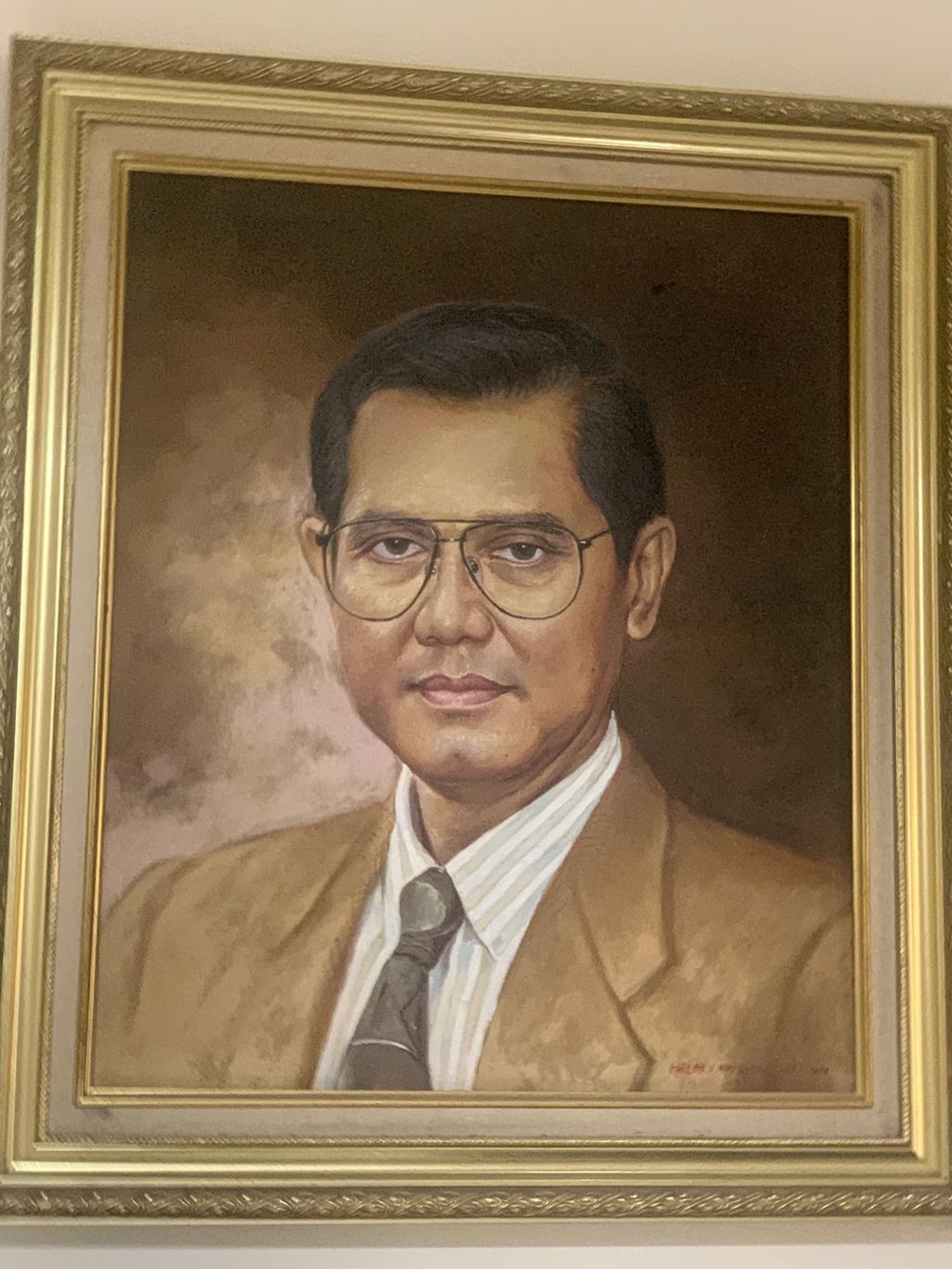 Pajangan lukisan mantan Menteri Kesehatan Achmad Sujudi di rumahnya di perumahan Giri Loka BSD, Tangerang Selatan, Banten, Selasa (2/5/2023).