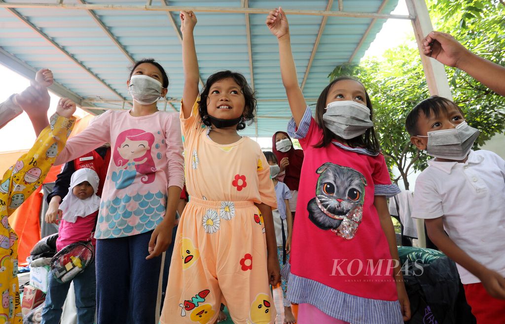 Anak-anak warga penyintas kebakaran di kawasan Sukabumi Selatan bermain bersama saat mengikuti sesi dukungan psikososial oleh BPBD dan PMI DKl Jakarta di posko pengungsian halaman Gedung Badan Pusat Statistik Kota Jakarta Barat, Kebon Jeruk, Jakarta Barat, Selasa (1/11/2022).