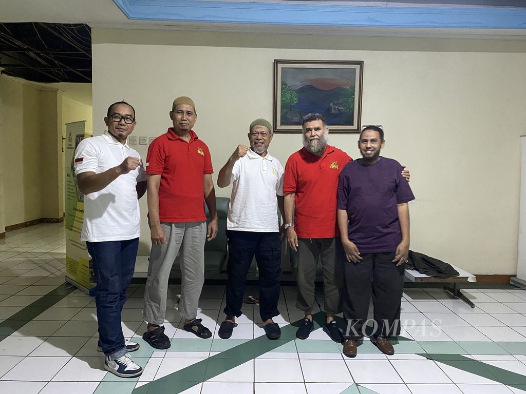 Hisyam alias Umar Patek (kanan) bersama teman-teman mantan kombatan di Sekretariat FKAAI di Jakarta. 