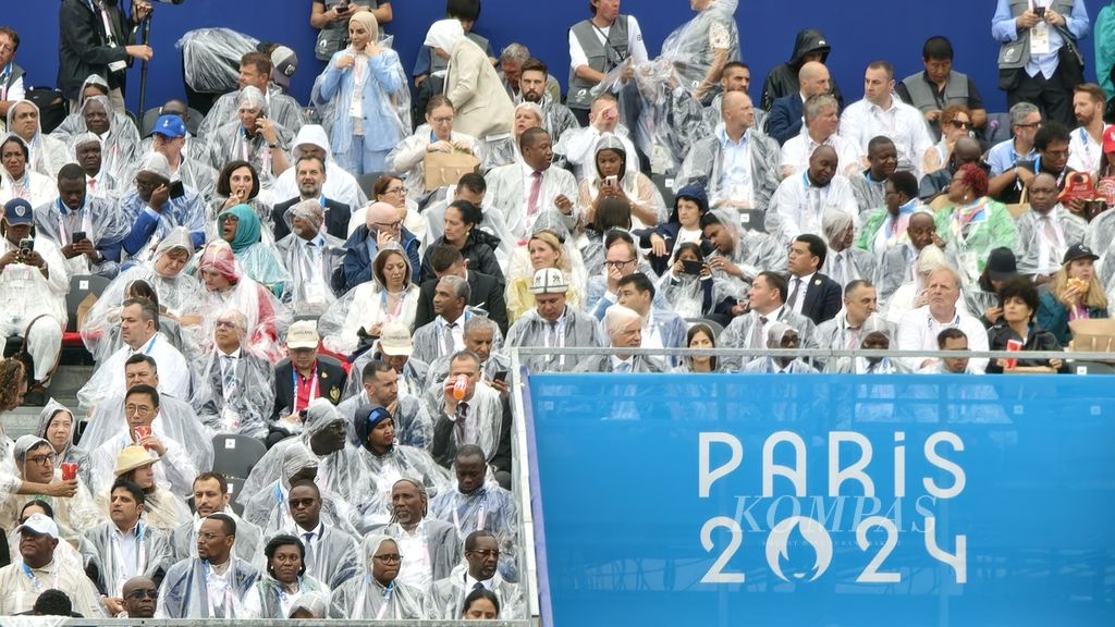 Upacara pembukaan Olimpiade Paris 2024 diguyur hujan nyaris sepanjang acara di Sungai Seine, Paris, pada Jumat (26/7/2024) waktu setempat. Para penonton pun harus mengenakan jas hujan yang dibagikan oleh panitia.