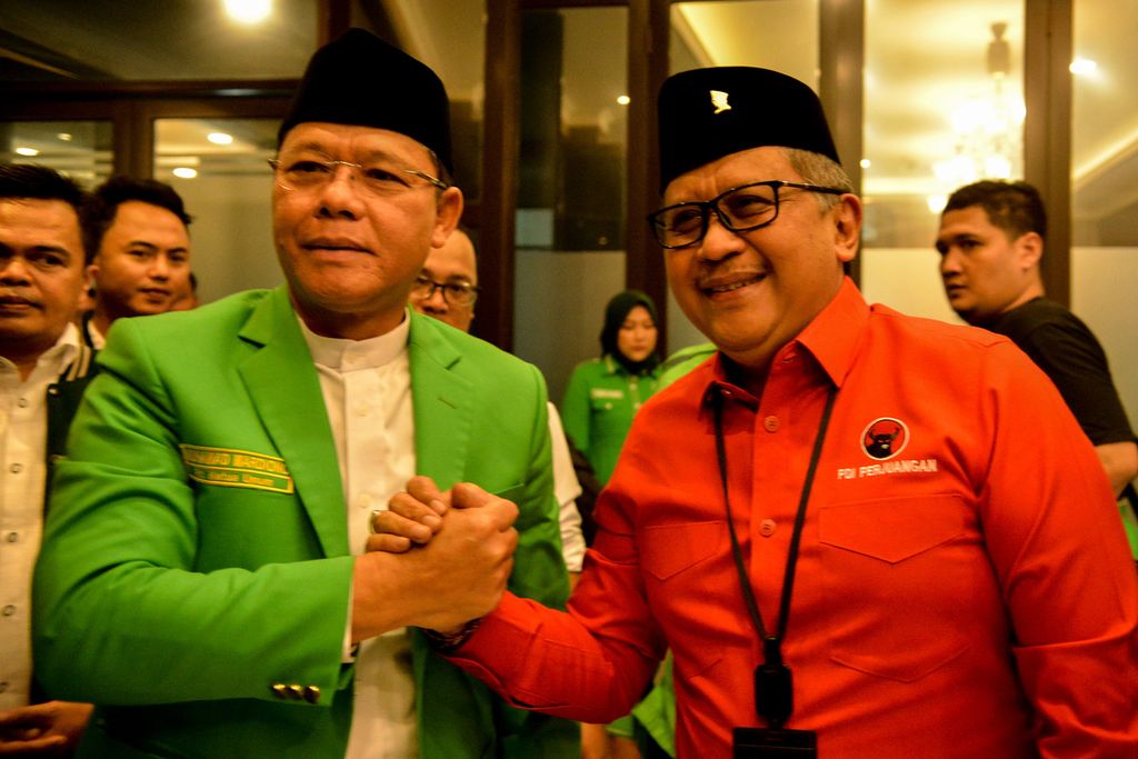 Plt Ketua Umum PPP Muhammad Mardiono (kiri) menerima kunjungan Sekretaris Jenderal PDI-P Hasto Kristiyanto di Kantor DPP PPP, Jakarta Pusat, Senin (29/5/2023). DPP PDI-P bersilaturahmi ke kantor DPP PPP untuk membahas visi-misi kerja sama antara PDI-P dan PPP di Pilpres 2024. Pertemuan ini juga membahas mengenai tim sukarelawan pemenangan bakal calon presiden Ganjar Pranowo. 