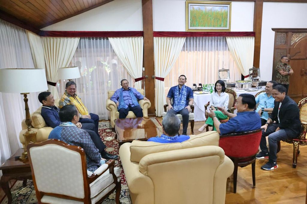 Suasana pertemuan antara pimpinan Partai Demokrat dengan jajaran pimpinan partai Koalisi Indonesia Maju di kediaman Ketua Umum Gerindra Prabowo Subianto di Hambalang, Jawa Barat, Minggu (17/9/2023).