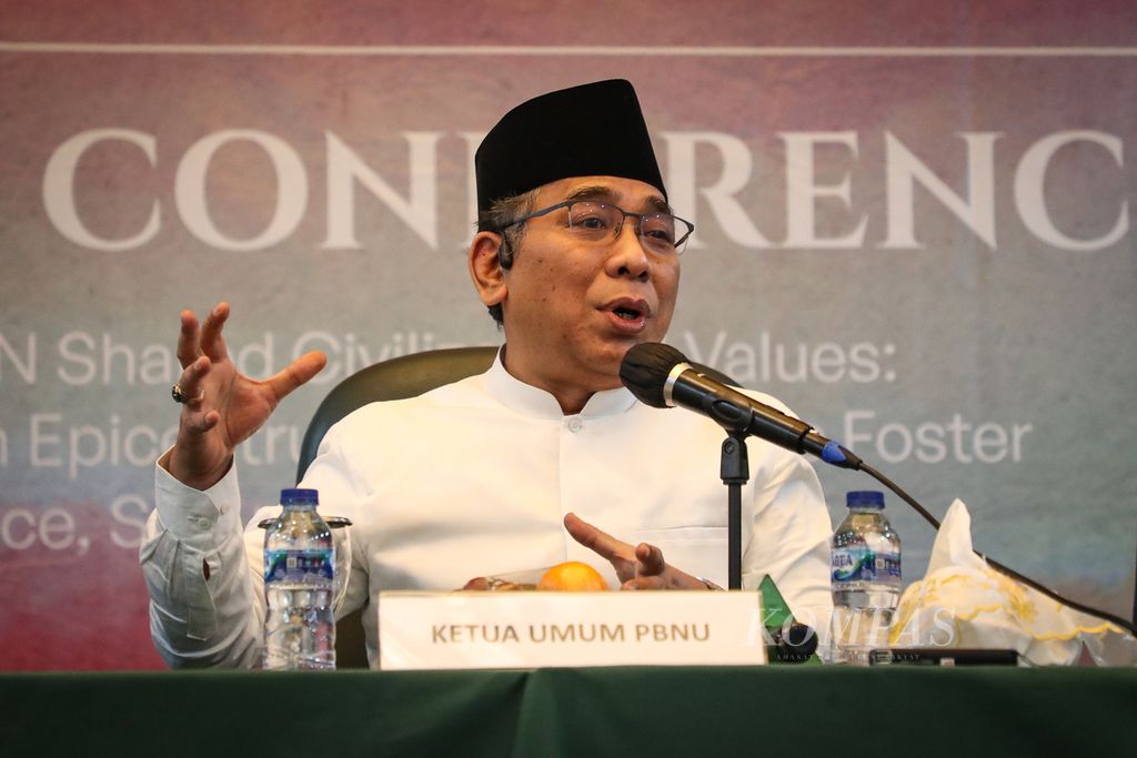 Ketua Umum Pengurus Besar Nahdlatul Ulama Yahya Cholil Staquf berbicara dalam konferensi pers di kantor PBNU, Jakarta, Rabu (2/8/2023).