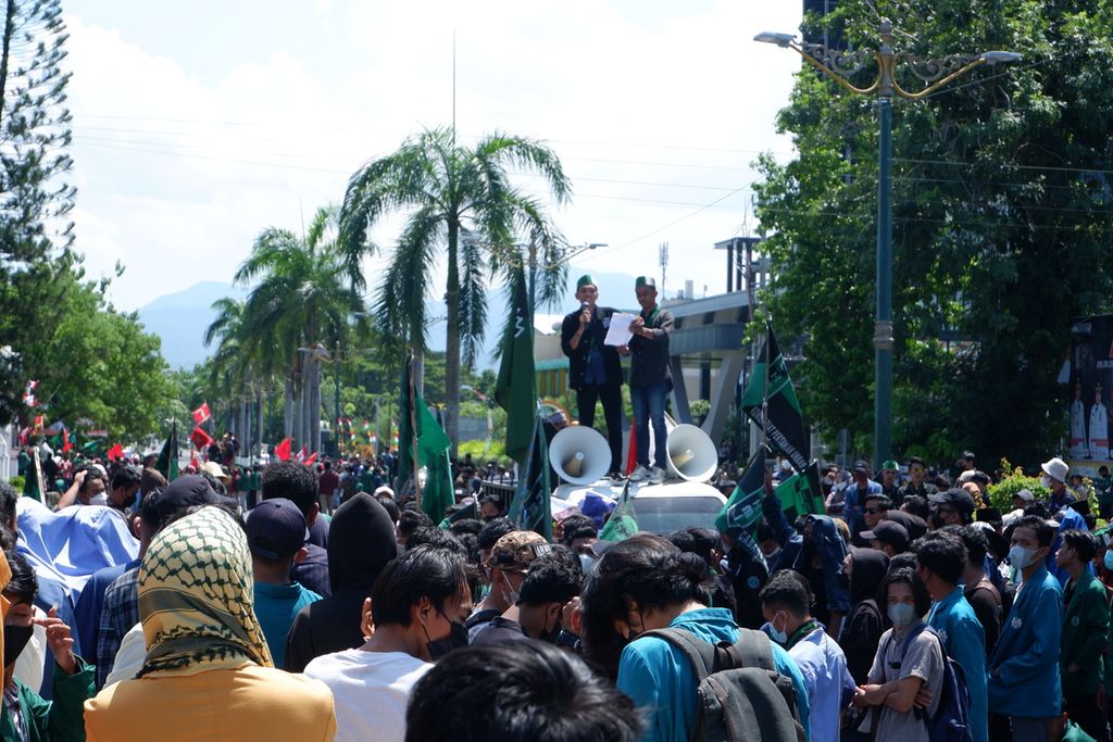 Ratusan mahasiswa dari berbagai perguruan tinggi di Nusa Tenggara Barat menggelar aksi di depan Kantor DPRD Provinsi NTB di Mataram, Senin (11/4/2022) siang. Dalam aksi tersebut, mereka menyampaikan berbagai tuntutan, di antaranya menolak kenaikan harga BBM dan mahalnya harga minyak goreng serta menolak wacana presiden tiga periode.