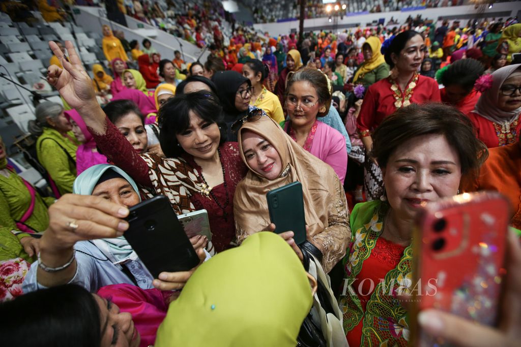 Tamu undangan berebut untuk berswafoto bersama perancang busana Anne Avantie pada puncak peringatan Hari Kebaya Nasional 2024 di Istora Senayan, Jakarta, Rabu (24/7/2024).