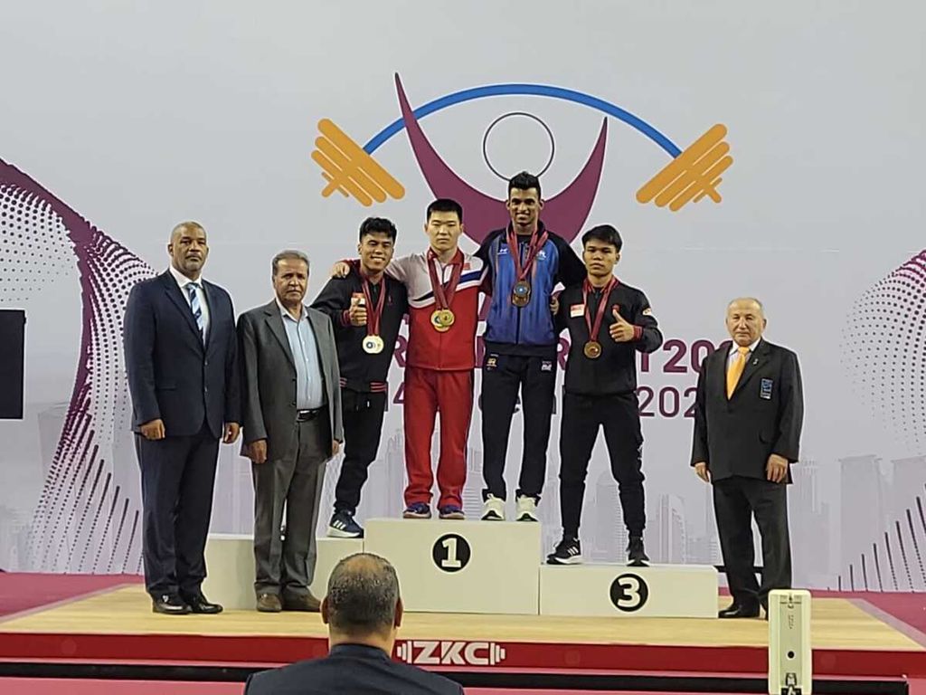 Atlet angkat besi Indonesia, Satrio Adi Nugroho (ketiga dari kiri) dan Muhammad Ibnul Rizqih (kedua dari kanan), menyumbangkan medali dari kelas 55 kilogram putra pada hari pertama IWF Grand Prix II, Doha, Qatar, Senin (4/12/2023) malam.