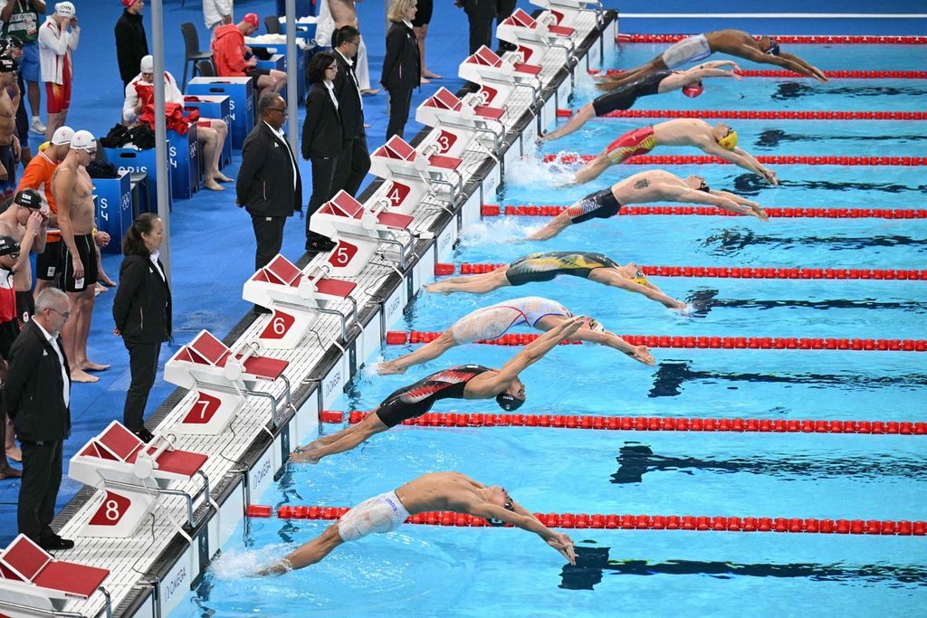 Para perenang berlomba di final estafet 4 x 100 meter putra gaya ganti Olimpiade Paris 2024 di La Defense Arena, Paris, Perancis, Sabtu (3/8/2024). Kedalaman kolam renang di La Defense Arena yang kurang dalam dituding menyebabkan tidak banyak rekor dunia terpecahkan. 