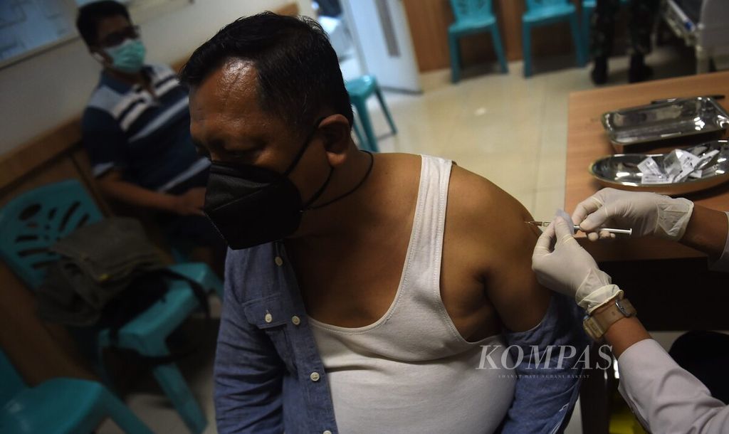 Petugas menyuntikan vaksin meningitis kepada calon jemaah umrah di Pelayanan Vaksinasi Internasional Kantor Kesehatan Pelabuhan Kelas I Surabaya di Kabupaten Sidoarjo, Jawa Timur, Senin (28/11/2022). 