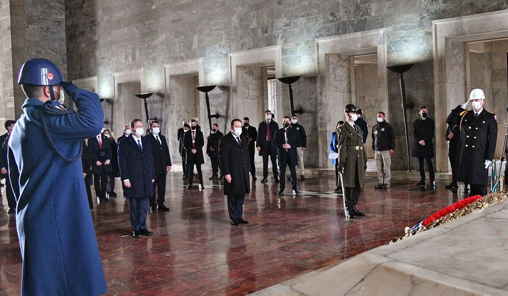 Presiden Israel Isaac Herzog mengunjungi Mausoleum Mustafa Kemal Ataturk di Ankara, Turki, Rabu (9/3/2022), 