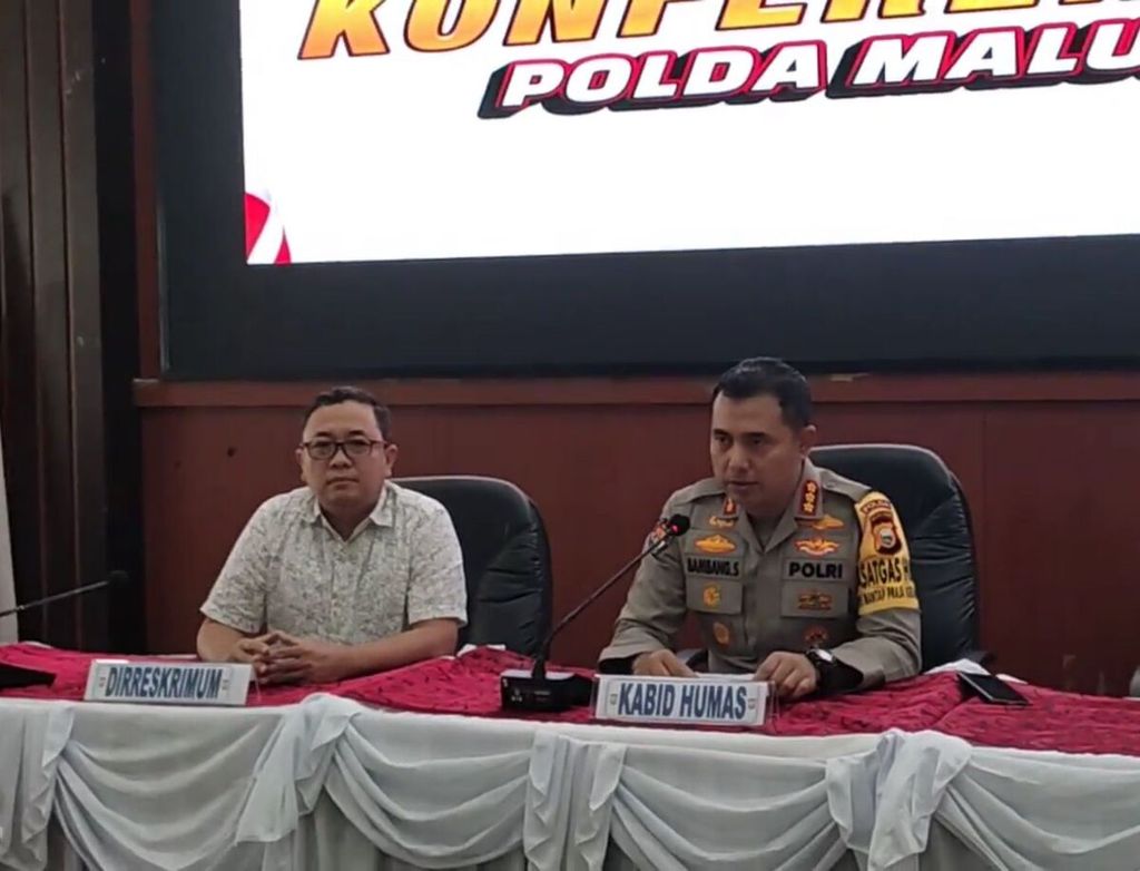 Direktur Reserse Kriminal Umum Polda Maluku Utara Komisaris Besar Asri Effendy dan Kepala Bidang Hubungan Masyarakat Polda Maluku Utara Komisaris Besar Bambang Suharyono memberikan keterangan pers terkait kecelakaan kapal milik Benny Laos di Ternate, Maluku Utara, Minggu (13/10/2024).