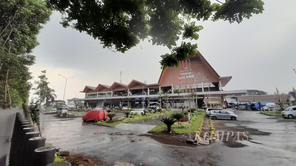 Hujan lokal membasahi kawasan Stasiun Malang, Jawa Timur, yang masih lengang oleh penumpang, Rabu (13/4/2022) siang. Memasuki sepuluh hari kedua bulan Ramadhan, sebanyak 24 persen tiket kereta api jarak jauh untuk masa Lebaran 1443 H telah terjual di Malang.