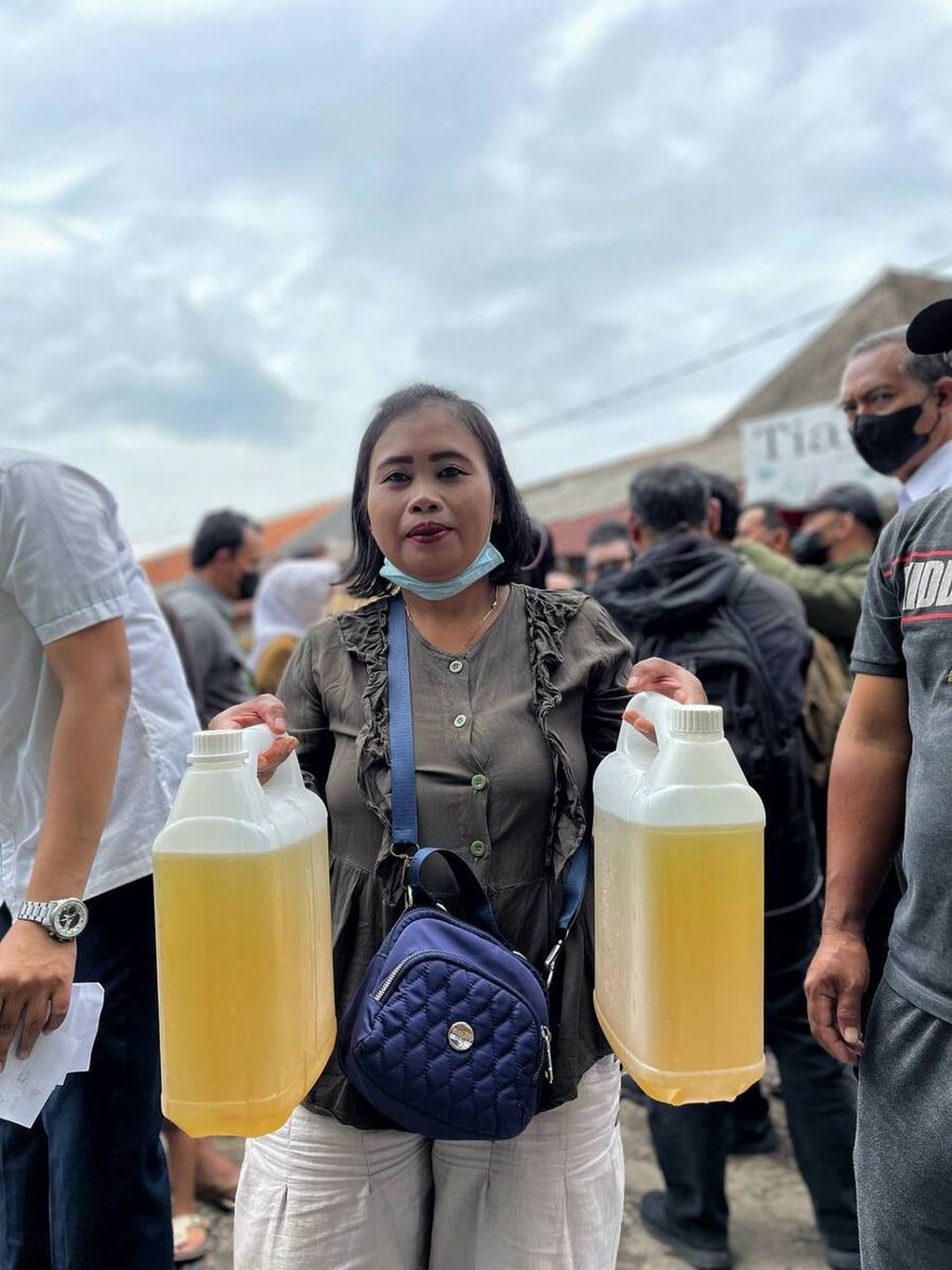 Warga membeli minyak goreng curah di Pasar Cijerah, Kota Bandung, Jawa Barat, Senin (21/3/2022). Minyak goreng dijual Rp 13.000 per liter dan bisa dijual lagi Rp 14.000 per liter.