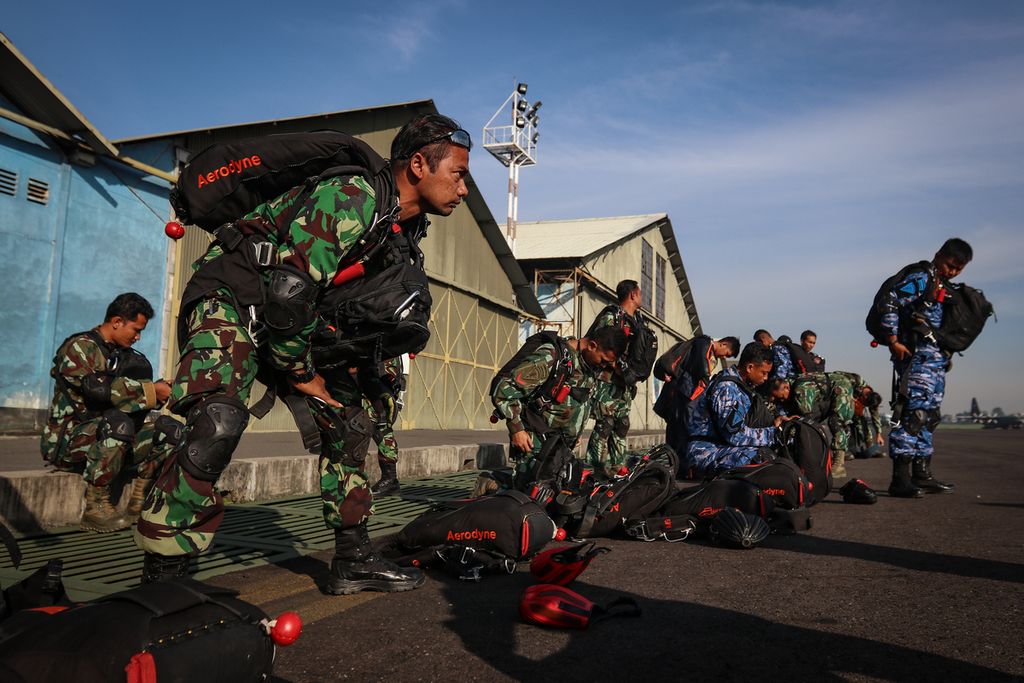 Prajurit TNI AU menyiapkan perlengkapan terjun payung di Lanud Husein Sastranegara, Kota Bandung, Jawa Barat, Rabu (5/4/2023). 