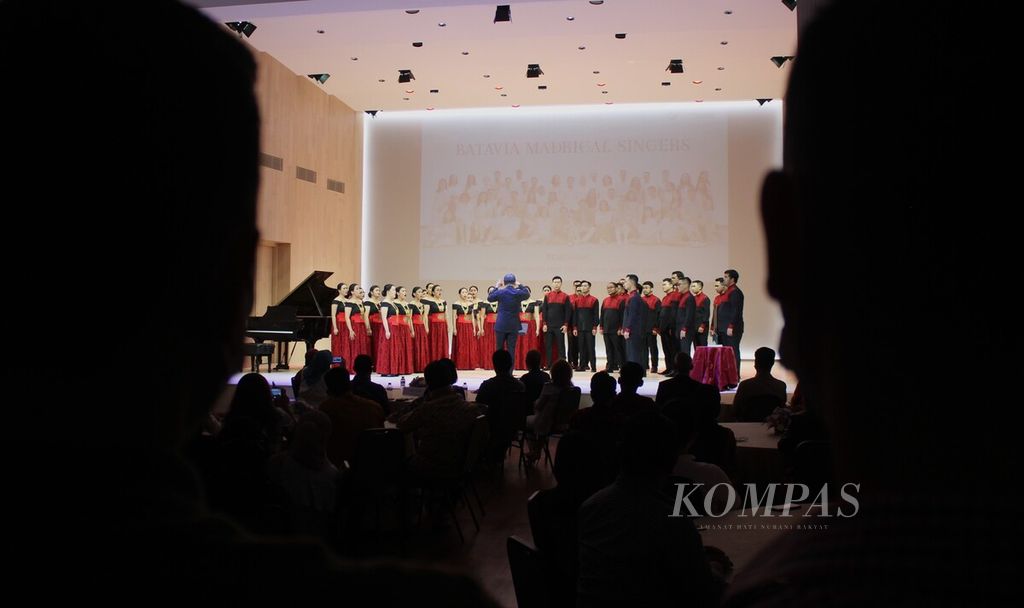 Penonton menyaksikan penampilan paduan suara Batavia Madrigal Singers (BMS) di Balai Resital Kertanegara, Jakarta, Sabtu (9/7/2022). BMS menjuarai European Grand Prix for Choral Singing 2022 di Tours, Perancis, pada Juni lalu.