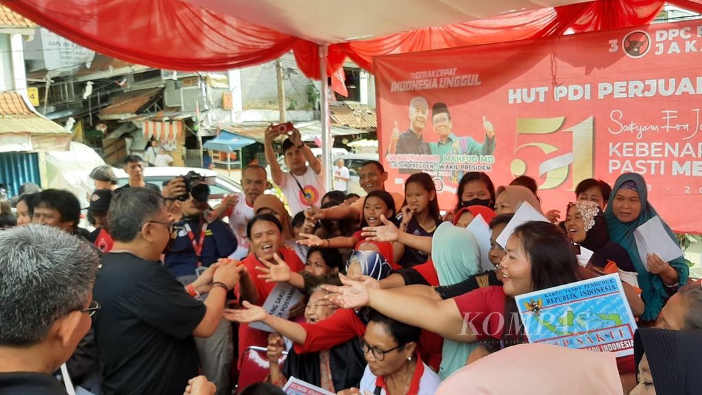 Sekretaris Jenderal Partai Demokrasi Indonesia Perjuangan Hasto Kristiyanto membagikan telur rebus kepada warga di Rumah Susun Tanah Tinggi, Kecamatan Johar Baru, Jakarta Pusat, Minggu (14/1/2024).