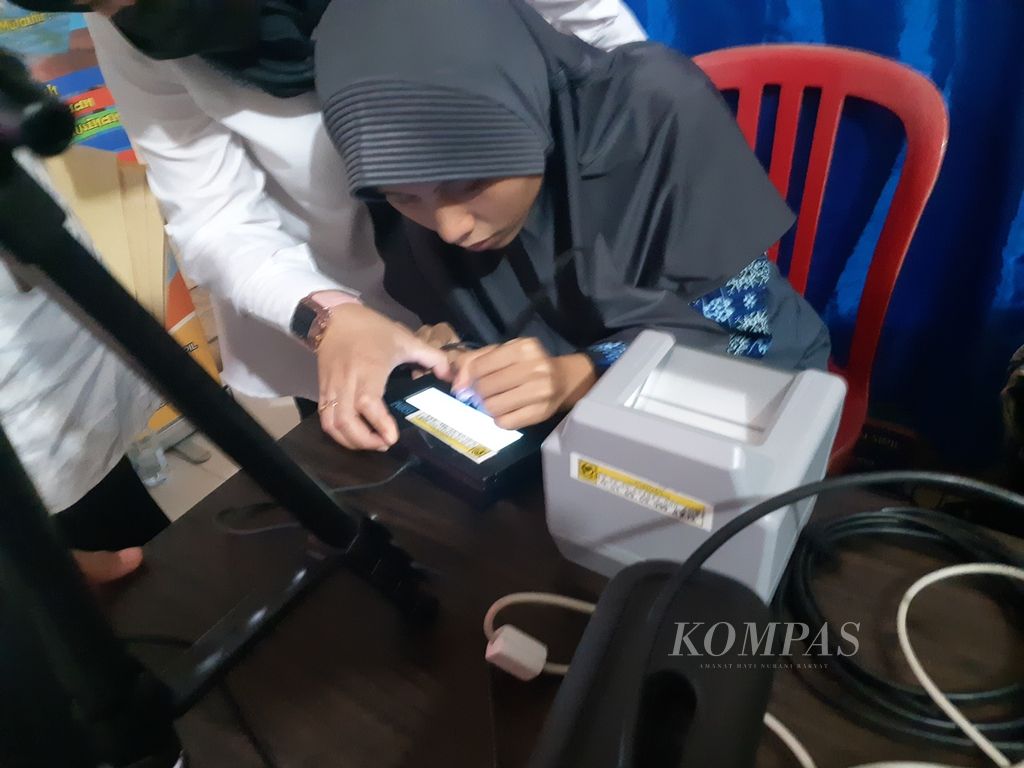 Seorang penyandang disabilitas sedang menyematkan tanda tangan elektronik untuk pembuatan KTP elektornik di Kantor Dinas Kependudukan dan Pencatatan Sipil Sumatera Selatan, Rabu (22/6/2022). Pembuatan KTP elektronik bagi penyandang disabilitas menjadi prioritas pemerintah agar mereka mendapatkan sejumlah fasilitas, seperti bantuan sosial.