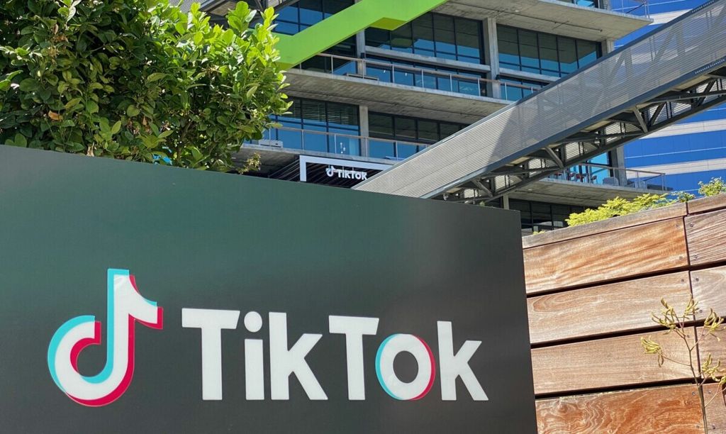 Logo Tiktok di depan kantor perusahaan di C3 Culver City, Los Angeles, Amerika Serikat. 