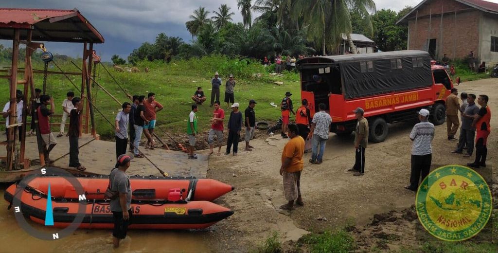 Tim Basarnas Bungo menjelang upaya pencarian korban hanyut di Sungai Batanghari tahun 2022 lalu. Dokumentasi Basarnas Jambi.