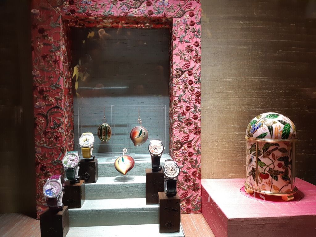 Sebagian koleksi jam tangan mewah Patek Philippe yang dipamerkan di Watch Art Grand Exhibition 2019 di Singapura, 27 September 2019.